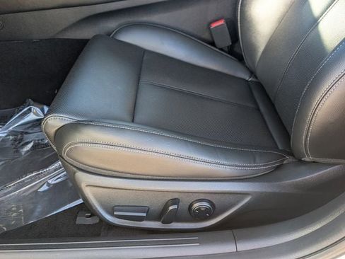 Used 2025 Genesis G70 2.5T image 12