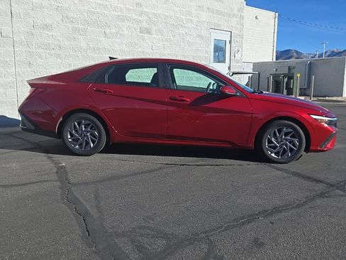 Used 2024 Hyundai Elantra SEL image 2