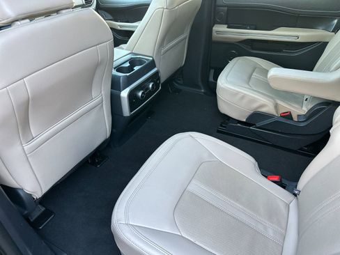 Used 2024 Ford Expedition Limited image 13