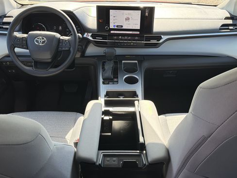 Certified 2025 Toyota Sienna LE w/ LE Plus Package FWD image 4