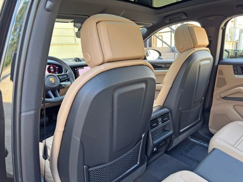 Used 2024 Porsche Cayenne Coupe AWD/4WD image 40