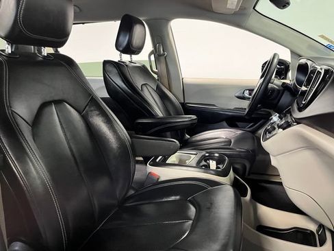 Used 2024 Chrysler Pacifica Touring-L FWD image 10