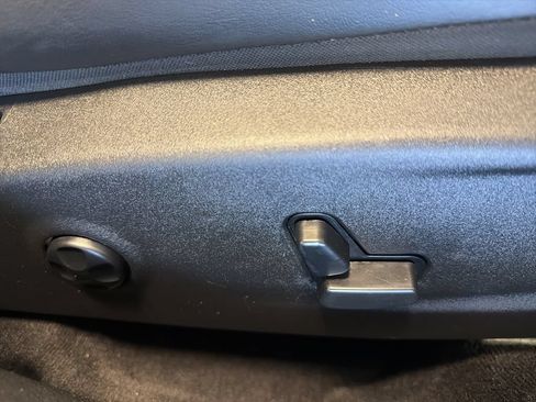 Used 2018 Chrysler 300 Limited AWD/4WD image 32