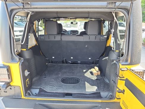 Used 2015 Jeep Wrangler Unlimited Sahara w/ Connectivity Group AWD/4WD image 26