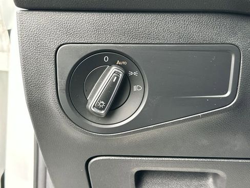 Used 2022 Volkswagen Tiguan SE image 15