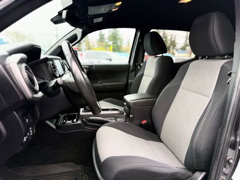 Used 2022 Toyota Tacoma TRD Sport image 12