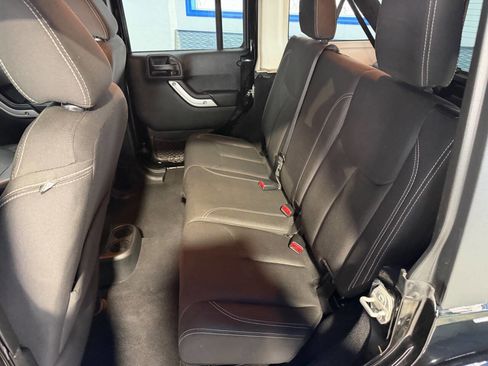 Used 2018 Jeep Wrangler Unlimited Sahara w/ Connectivity Group image 18