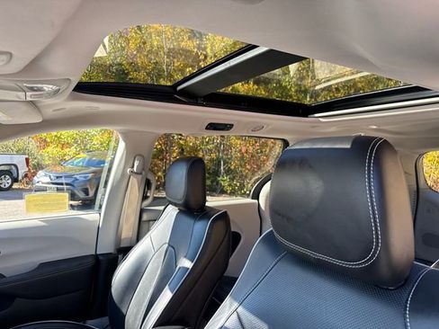 Used 2023 Chrysler Pacifica Limited image 43