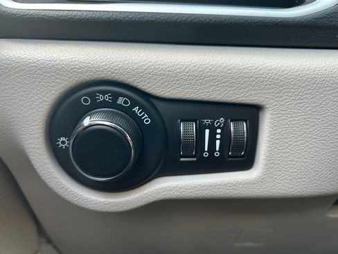 Used 2023 Chrysler Voyager LX FWD image 18