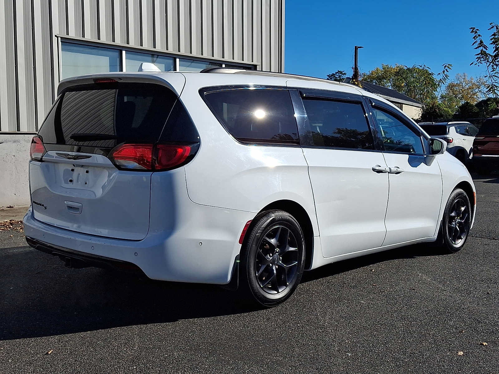 Used 2019 Chrysler Pacifica Touring-L FWD image 6