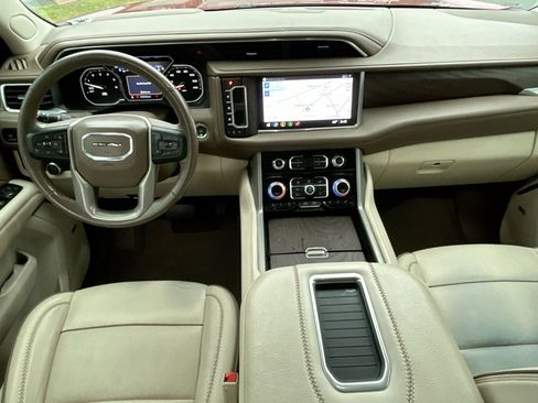 Used 2021 GMC Yukon XL Denali w/ Denali Premium Package image 18