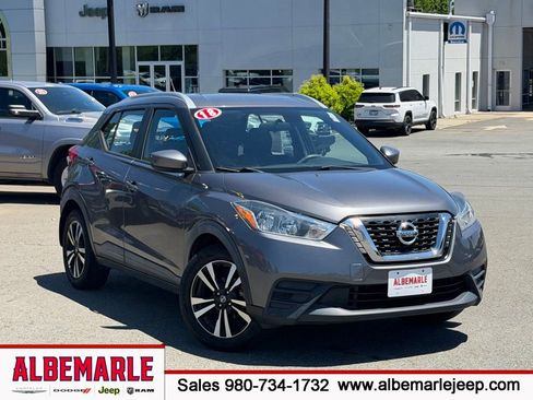 Used 2018 Nissan Kicks SV FWD image 1