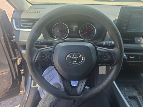 Used 2019 Toyota RAV4 LE FWD image 17