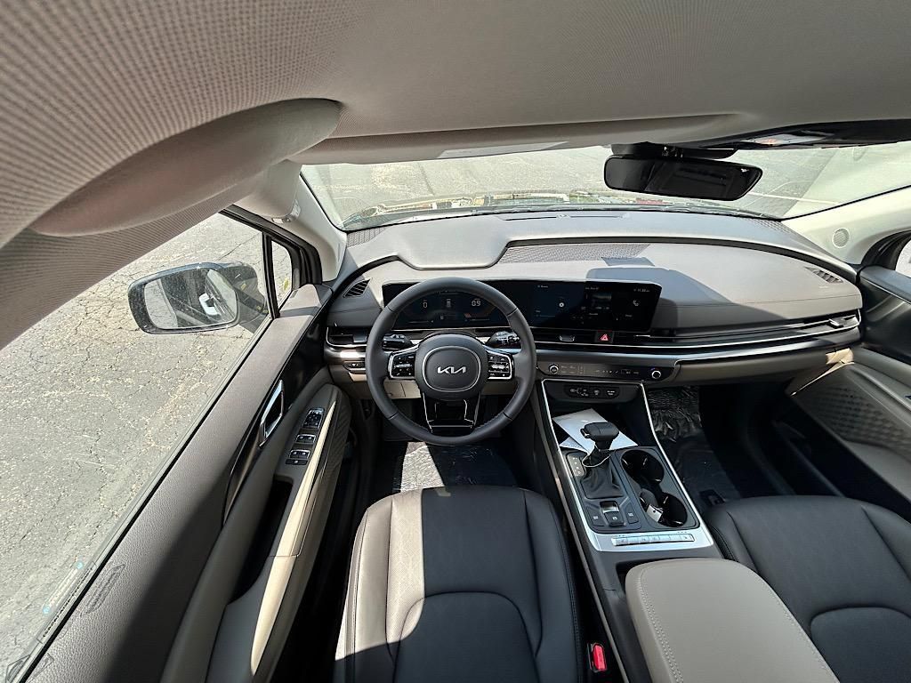 New 2025 Kia Carnival FWD image 22
