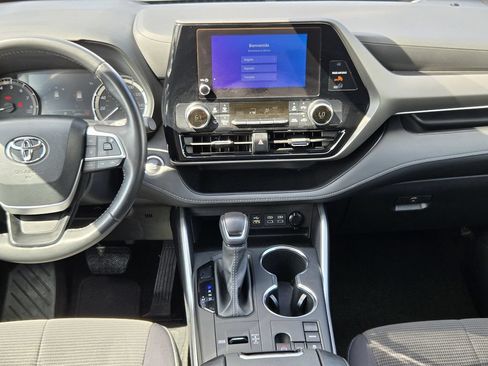 Used 2024 Toyota Highlander LE FWD image 17