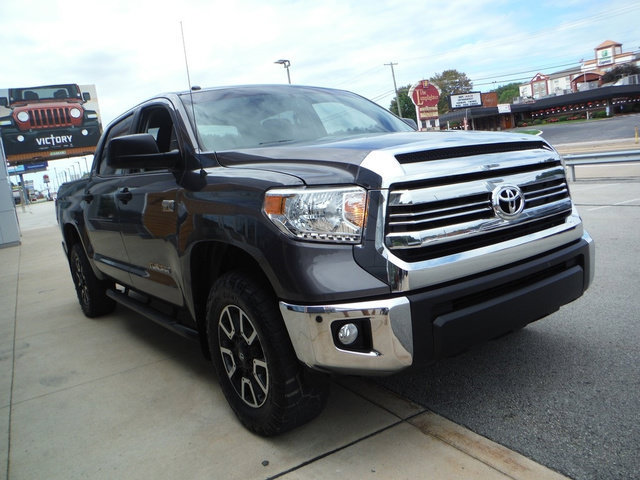 Used 2017 Toyota Tundra SR5 w/ TRD Off Road Package AWD/4WD image 16
