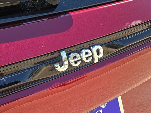 Used 2023 Jeep Grand Cherokee Limited w/ Trailer Tow Prep Group (B) AWD/4WD image 12