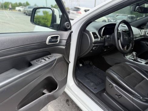 Used 2019 Jeep Grand Cherokee Altitude RWD image 9