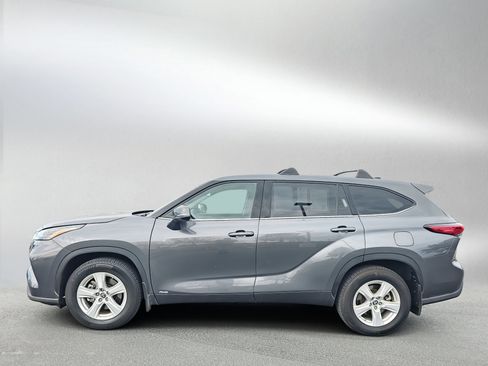Used 2022 Toyota Highlander LE image 2