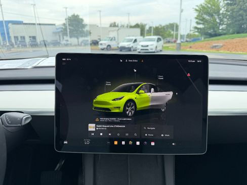 Used 2024 Tesla Model Y Long Range AWD/4WD image 25