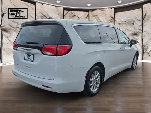 Used 2022 Chrysler Voyager LX FWD image 5