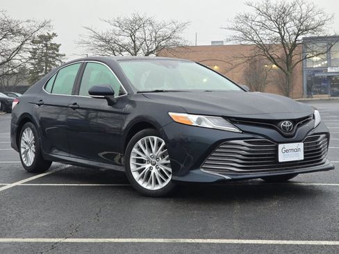 Used 2020 Toyota Camry XLE image 2