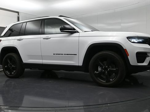 Used 2022 Jeep Grand Cherokee Altitude image 22