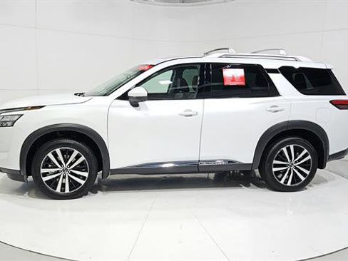 Certified 2025 Nissan Pathfinder Platinum FWD image 5