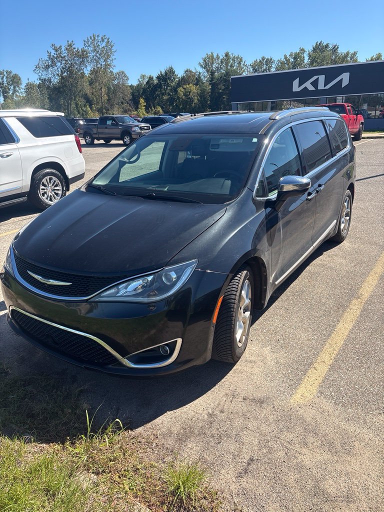 Used 2018 Chrysler Pacifica Limited w/ Advanced Safetytec Group FWD image 1