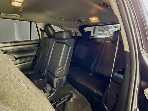 Used 2023 Toyota Highlander XLE FWD image 28
