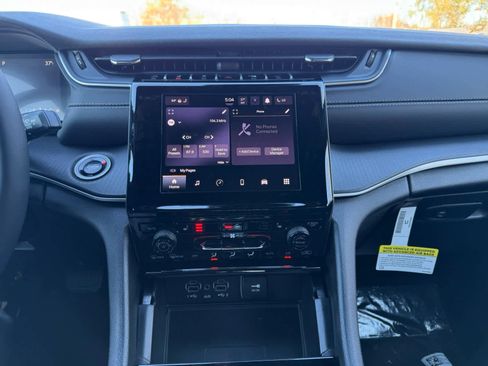 New 2025 Jeep Grand Cherokee Altitude image 18