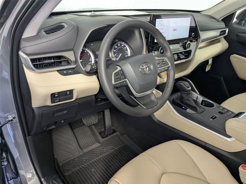 Used 2025 Toyota Highlander XLE FWD image 11