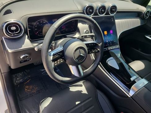 Used 2025 Mercedes-Benz GLC 300 4MATIC image 18