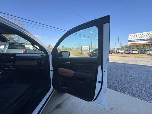 Used 2025 GMC Canyon AT4 w/ AT4 Premium Package image 31