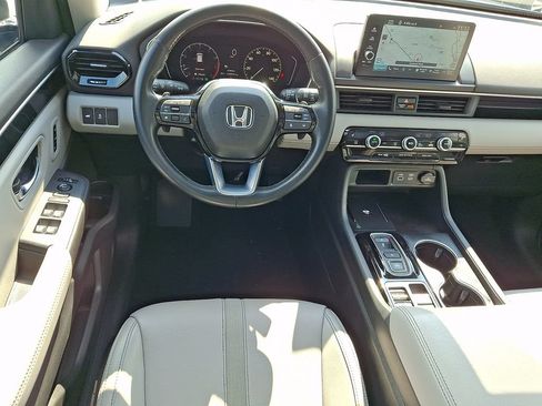 Used 2024 Honda Pilot Touring image 2