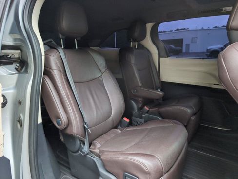 Used 2021 Toyota Sienna Platinum FWD image 34