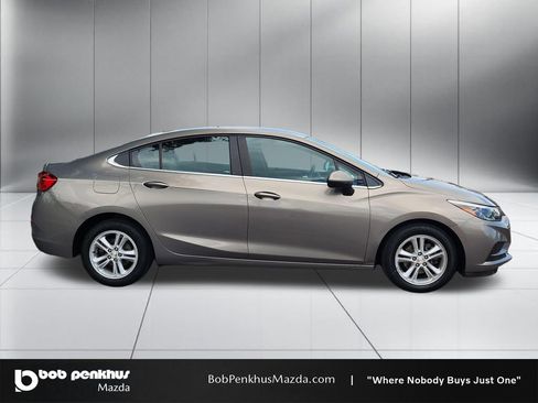 Used 2018 Chevrolet Cruze LT FWD image 24