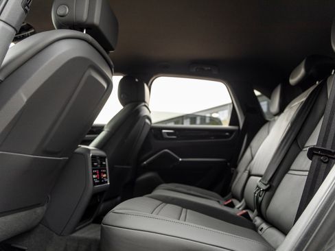 Used 2023 Porsche Cayenne image 34