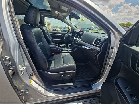 Used 2019 Toyota Highlander XLE AWD/4WD image 33
