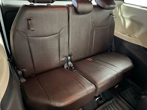 Used 2024 Toyota Sienna Platinum AWD/4WD image 42