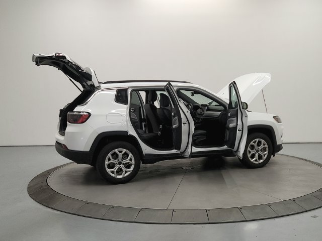 Used 2025 Jeep Compass Latitude AWD/4WD image 16