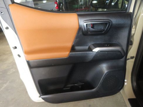 Used 2016 Toyota Tacoma SR5 w/ SR5 Appearance Package (SN) image 22