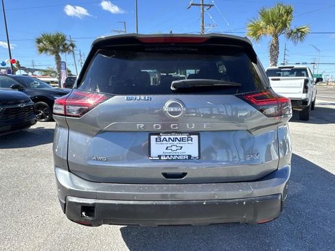 Used 2024 Nissan Rogue SV image 6
