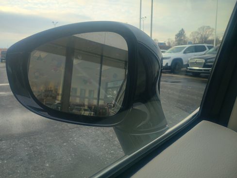 Used 2024 Chrysler Pacifica Touring-L image 24