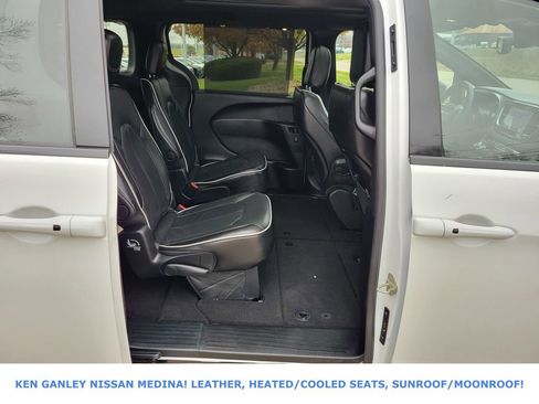 Used 2025 Chrysler Pacifica Limited image 48