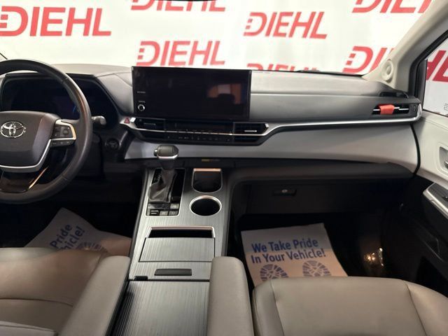 Used 2025 Toyota Sienna XLE w/ XLE Plus Package FWD image 57