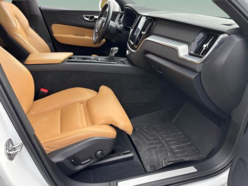 Used 2019 Volvo XC60 T5 Momentum w/ Premium Package image 15