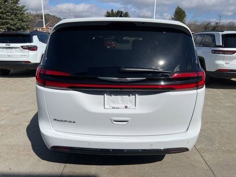 Used 2025 Chrysler Pacifica Select image 5