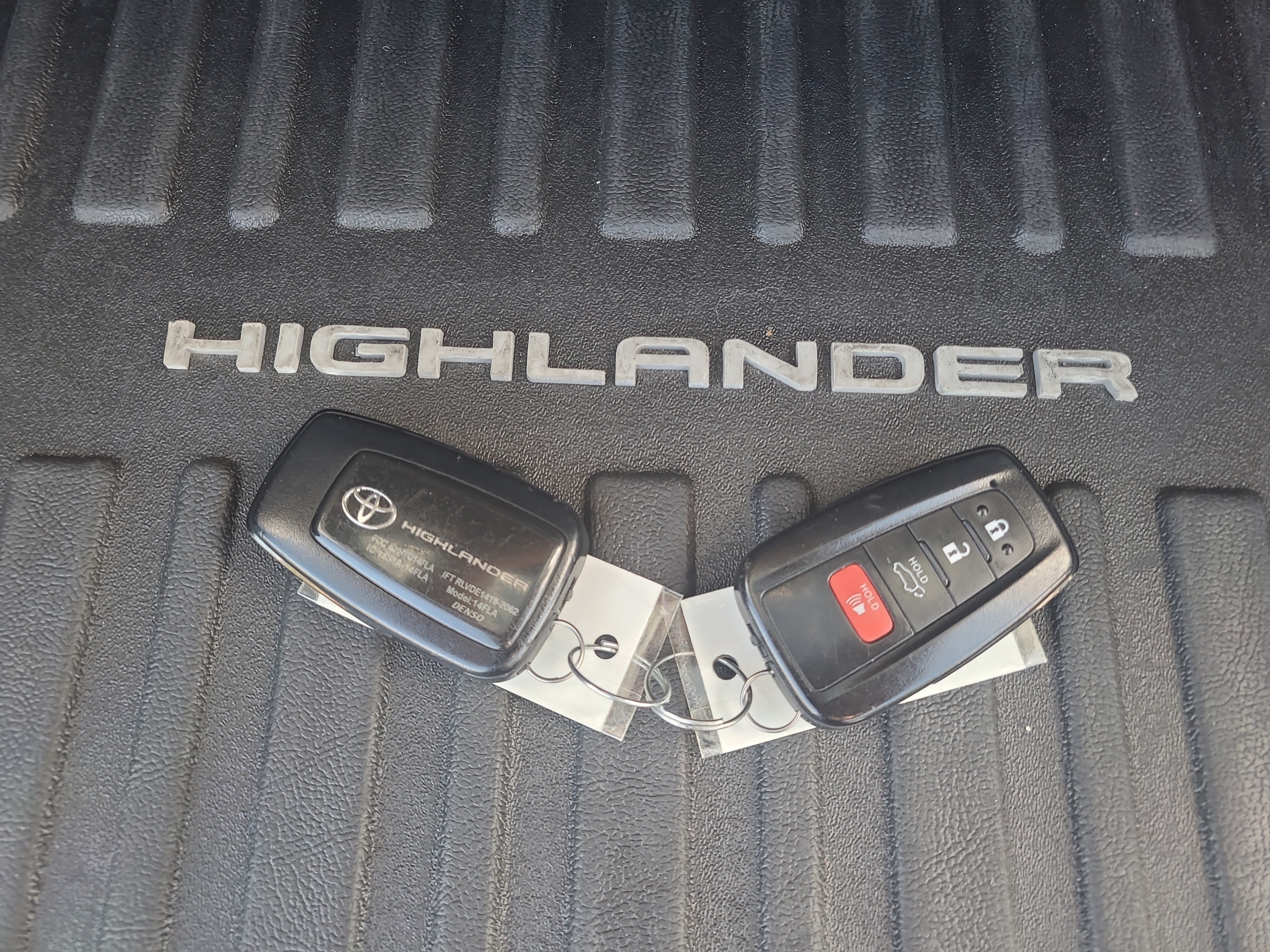 Used 2023 Toyota Highlander XLE AWD/4WD image 32