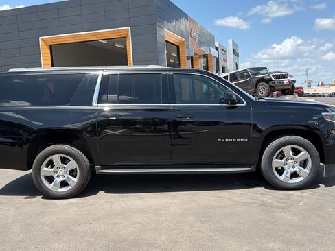Used 2017 Chevrolet Suburban LS RWD image 4